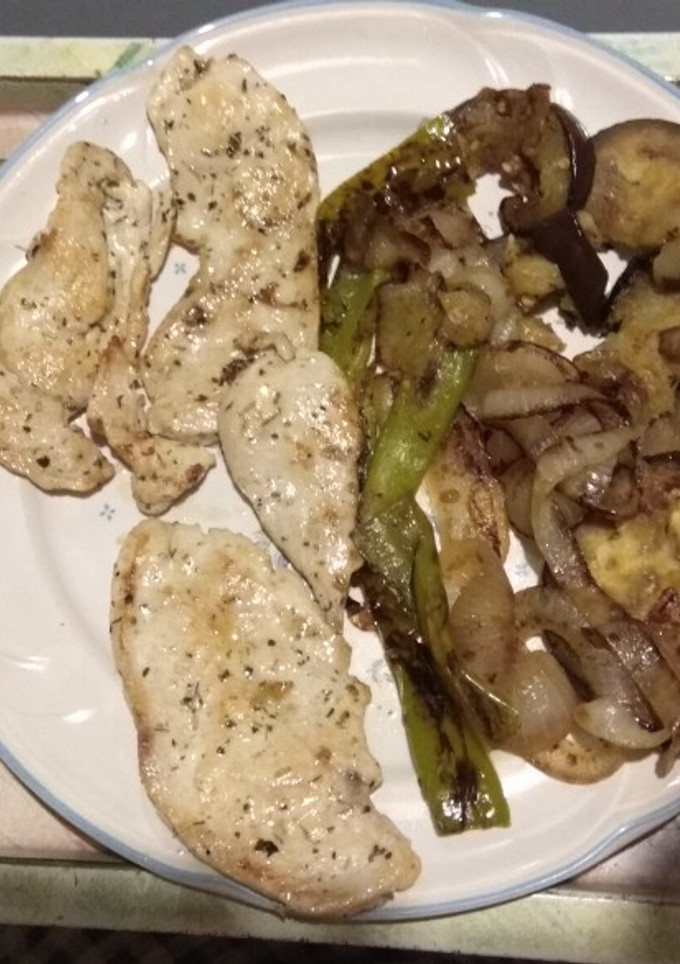 Una foto de Pechuga y verduras a la plancha