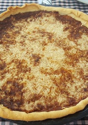 Una foto de Tarta de cebolla caramelizada y quesos