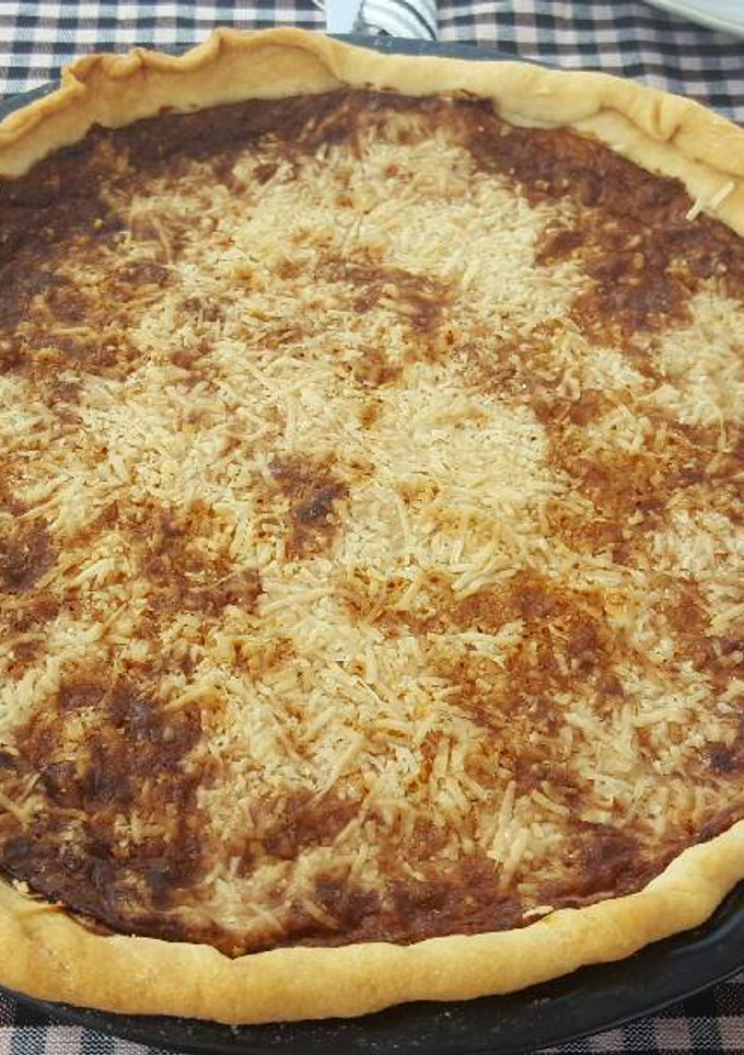 Una foto de Tarta de cebolla caramelizada y quesos