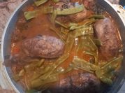 Una foto de pollo al vino tinto al horno