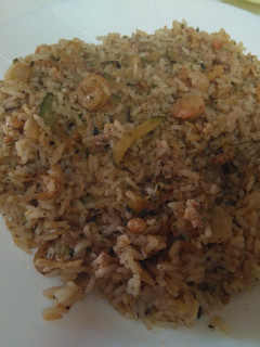 Una foto de Arroz Frito con atún, gambas y calabacín