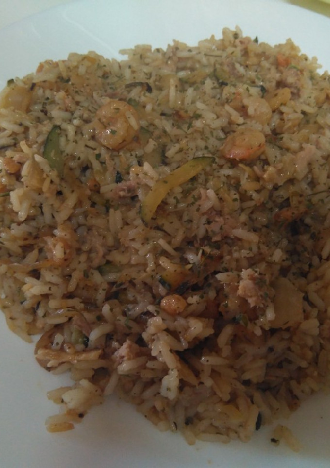 Una foto de Arroz Frito con atún, gambas y calabacín