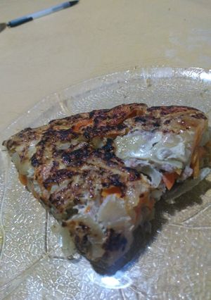 Una foto de Tortilla dietética de cebolla, morrón y zanahoria
