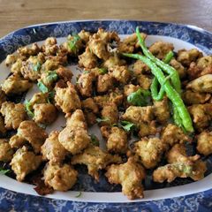 A picture of Moong dal pakoda.