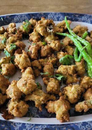 A picture of Moong dal pakoda.