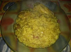 Una foto de Arroz amarillo con menudos y alitas