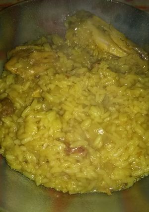Una foto de Arroz amarillo con menudos y alitas