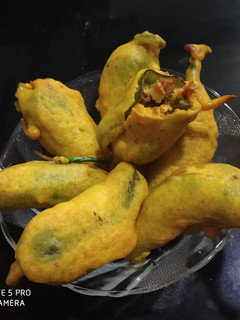 ભરેલા મરચાં ના ભજીયા (Bharela Marcha Bhajiya Recipe In Gujarati) રેસીપી મુખ્ય ફોટો