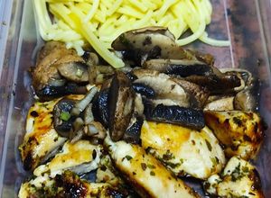 Una foto de Fideos con pollo y hongos 🍄, comida baja en carbohidratos