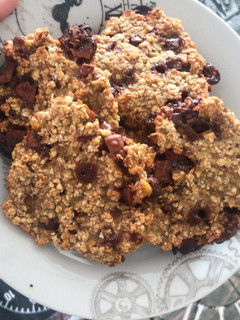 Una foto de Galletas de avena, plátano y chocolate