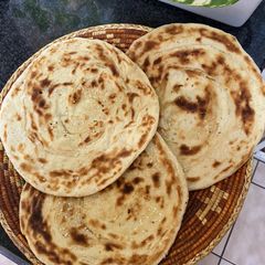 A picture of Lachydar tandoori paratha.