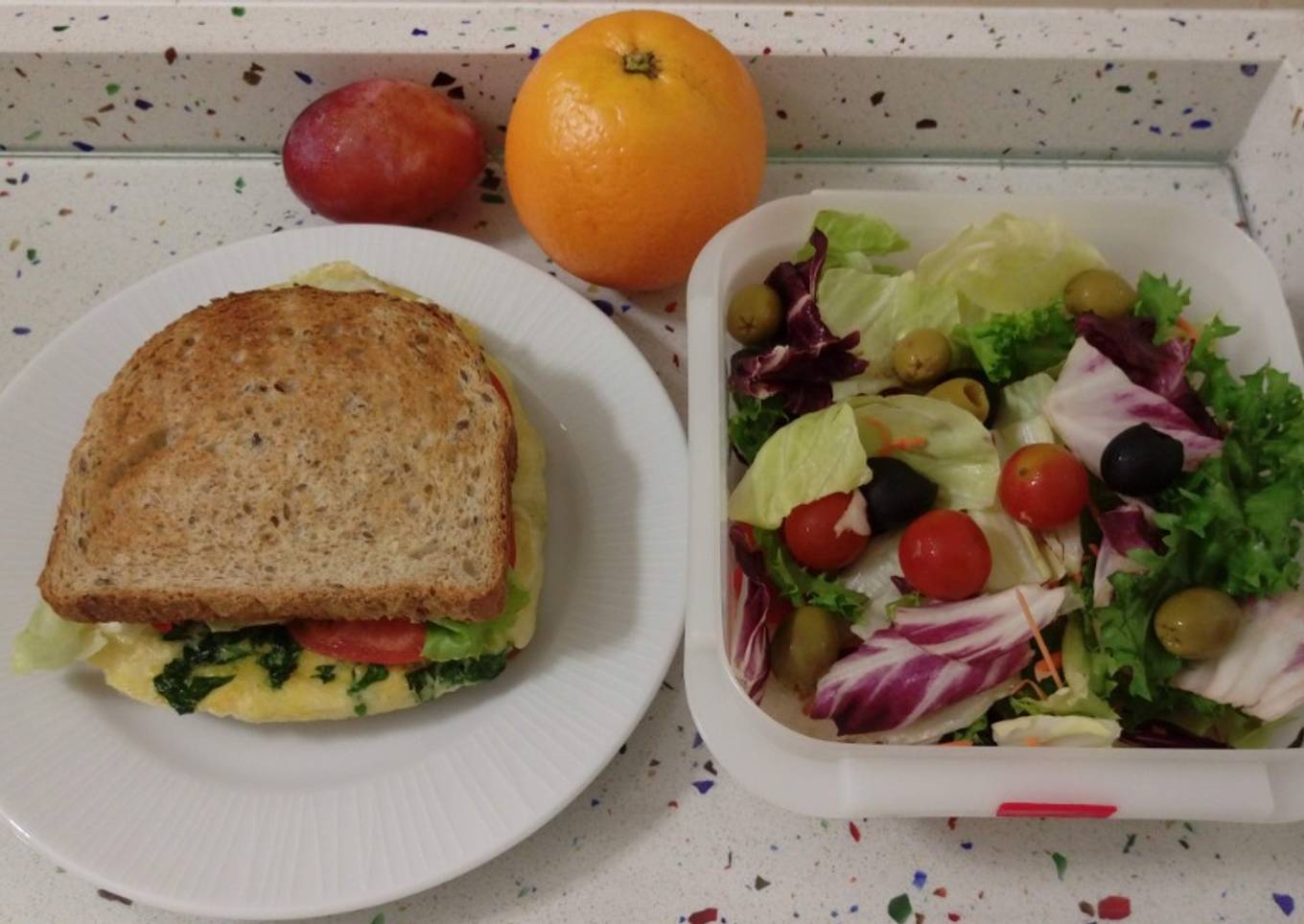 Sándwich de tortilla de espinacas y ensalada de la huerta