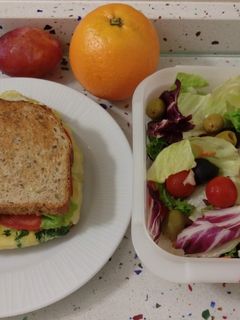 Una foto de Sándwich de tortilla de espinacas y ensalada de la huerta