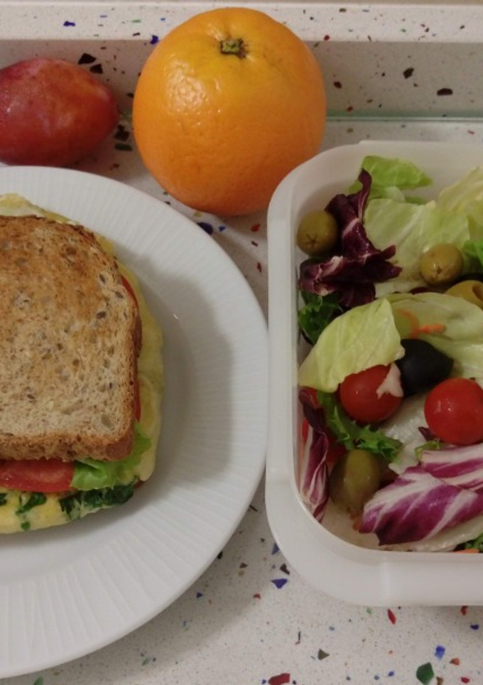 Una foto de Sándwich de tortilla de espinacas y ensalada de la huerta
