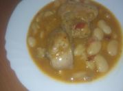 Una foto de carne con fabes