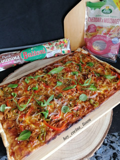 Una foto de Pizza vegetariana de bocaditos de heura con salsa barbacoa