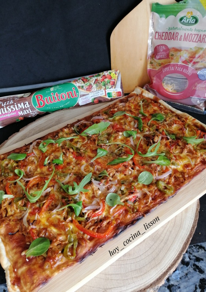 Una foto de Pizza vegetariana de bocaditos de heura con salsa barbacoa