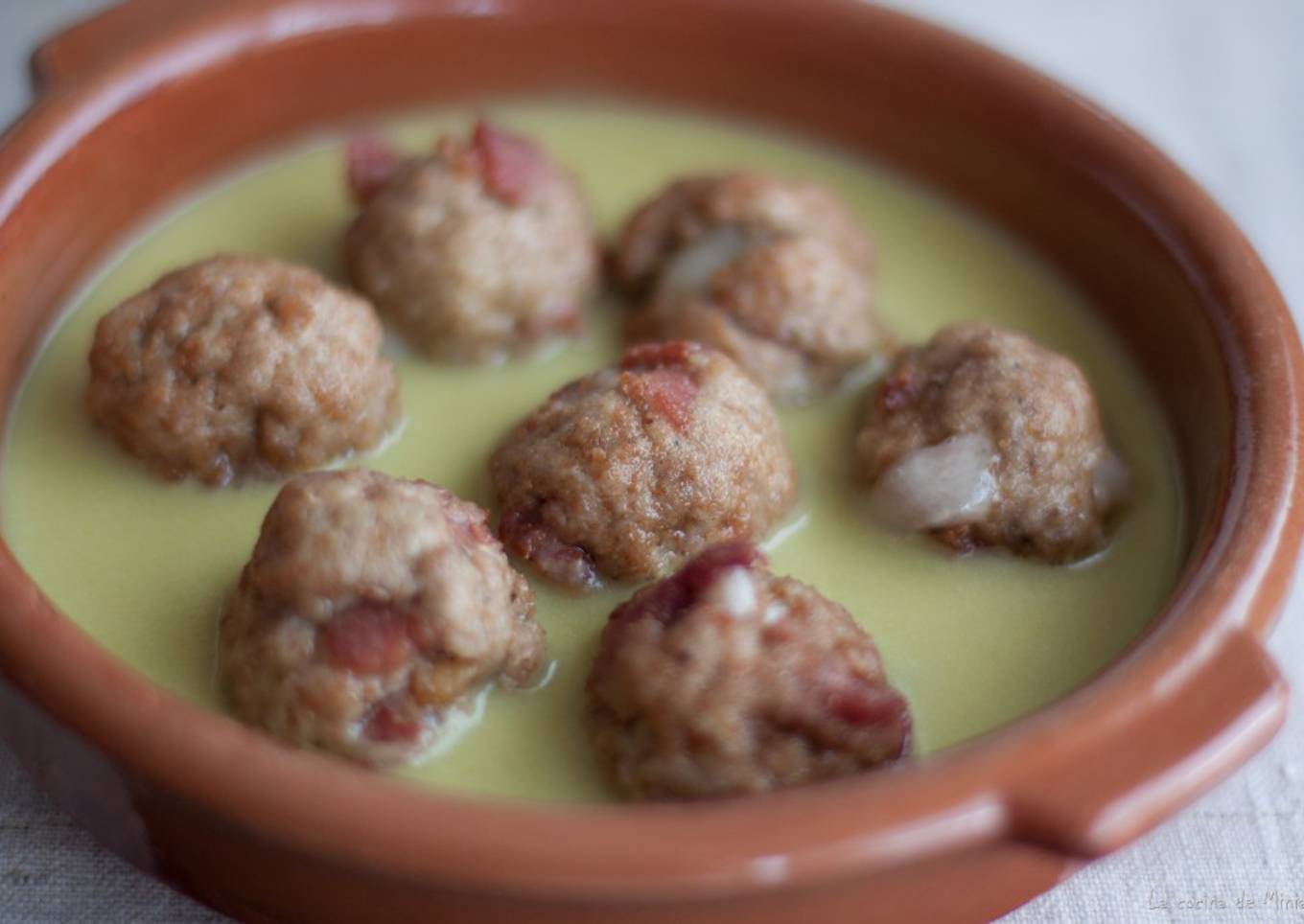 Albóndigas de jamón y queso sin leche ni huevos en salsa de judías