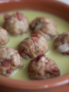 Una foto de Albóndigas de jamón y queso sin leche ni huevos en salsa de judías