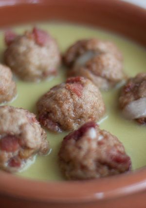 Foto principal de Albóndigas de jamón y queso sin leche ni huevos en salsa de judías