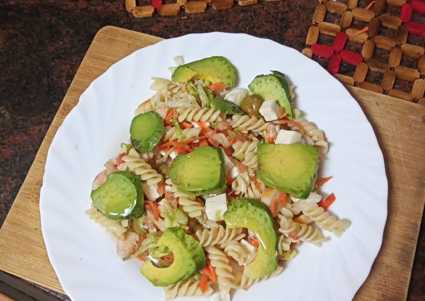 Ensalada de pasta con queso fresco y langostinos