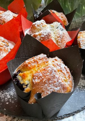 Une photo de MUFFINS 🧁🍒CHERRY BLOSSOM🍒BLUBERRIES🫐🫐