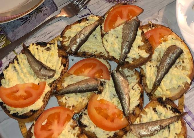 Бутерброди зі шпротами, помідорами і яєчною намазкою