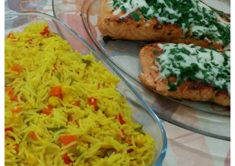 سلمون مع أرز بالخضار