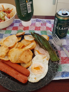 Una foto de Patatas a lo pobre con salchichas
