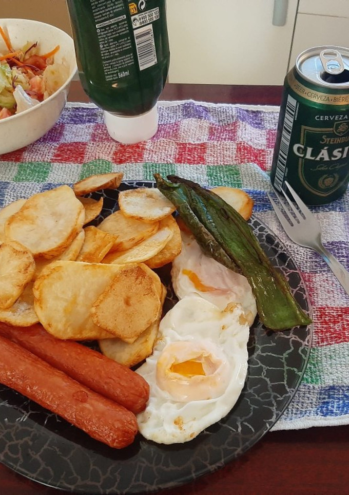 Una foto de Patatas a lo pobre con salchichas