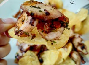 Una foto de Pota al ajillo con papas aliñadas con limón y pimienta