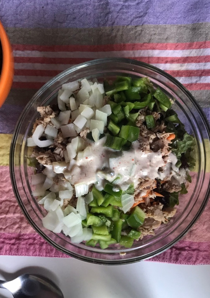 Una foto de Ensalada mixta con ATÚN 🥬🥕🫑🧅