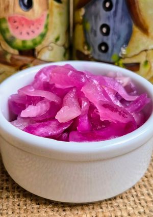 Una foto de Cebollas fermentadas 🧅Fermento de cebolla amarilla y cebolla morada 💛💜Probióticos 🦠🦠🦠🦠🦠🦠