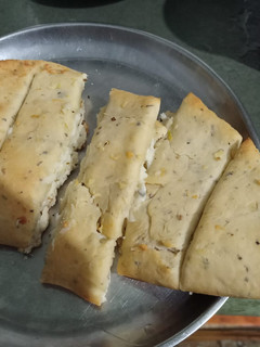 ડોમિનોઝ સ્ટાઇલ ચીઝ ગાર્લિક બ્રેડ (Dominos Style Cheese Garlic Bread Recipe In Gujarati) રેસીપી મુખ્ય ફોટો