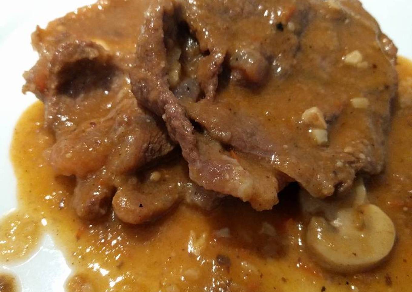 Fricandó de ternera con moixernons y almendras