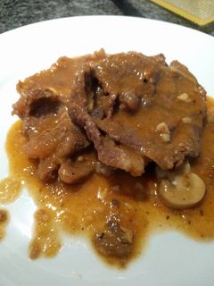 Una foto de Fricandó de ternera con moixernons y almendras