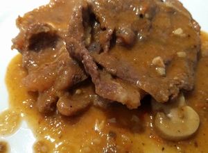 Una foto de Fricandó de ternera con moixernons y almendras