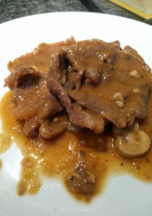 Una foto de Fricandó de ternera con moixernons y almendras