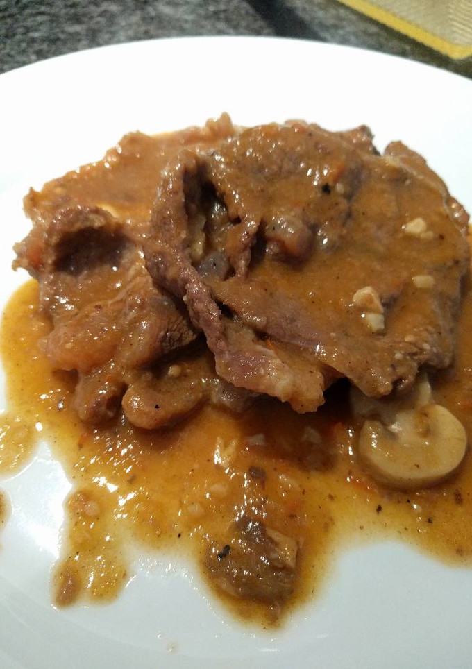 Una foto de Fricandó de ternera con moixernons y almendras