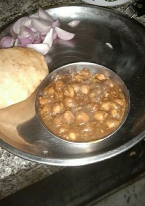 A picture of Chola Bhatura.