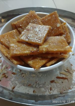 ટોપરા બદામ ચીકી (Topra Badam Chiki Recipe In Gujarati) રેસીપી મુખ્ય ફોટો
