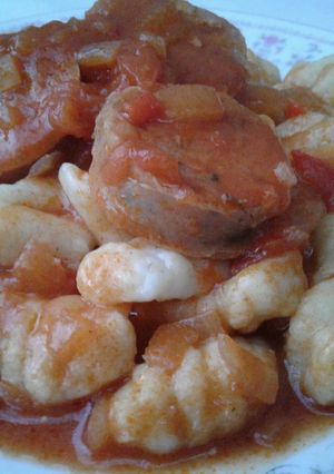 Una foto de Ñoquis caseros y tuco con chorizo