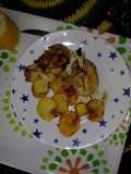 Jamoncitos de pollo al horno con guarnición de patatas fritas