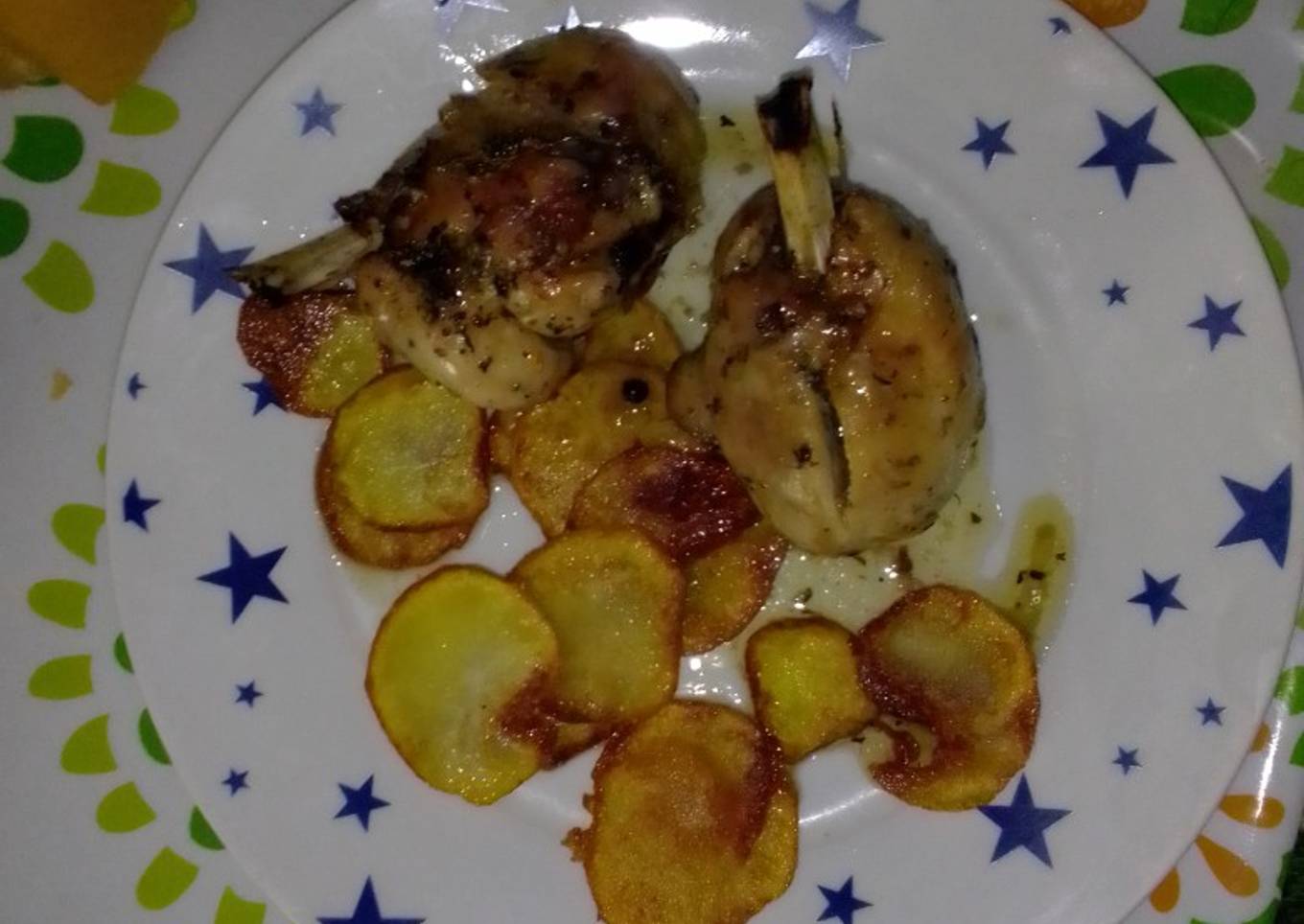 Jamoncitos de pollo al horno con guarnición de patatas fritas