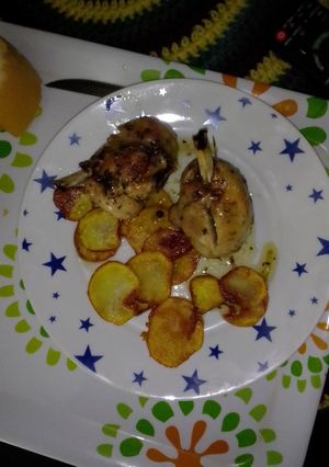Foto principal de Jamoncitos de pollo al horno con guarnición de patatas fritas