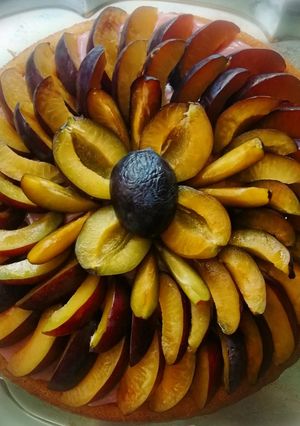 Őszi szilvás-puncsos gyümölcstorta recept fotója