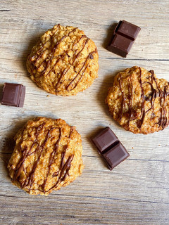 Una foto de Galletas de avena con manzana, canela y chocolate negro