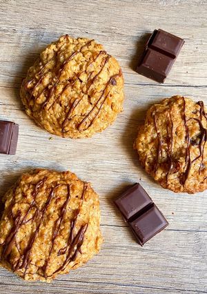 Foto principal de Galletas de avena con manzana, canela y chocolate negro