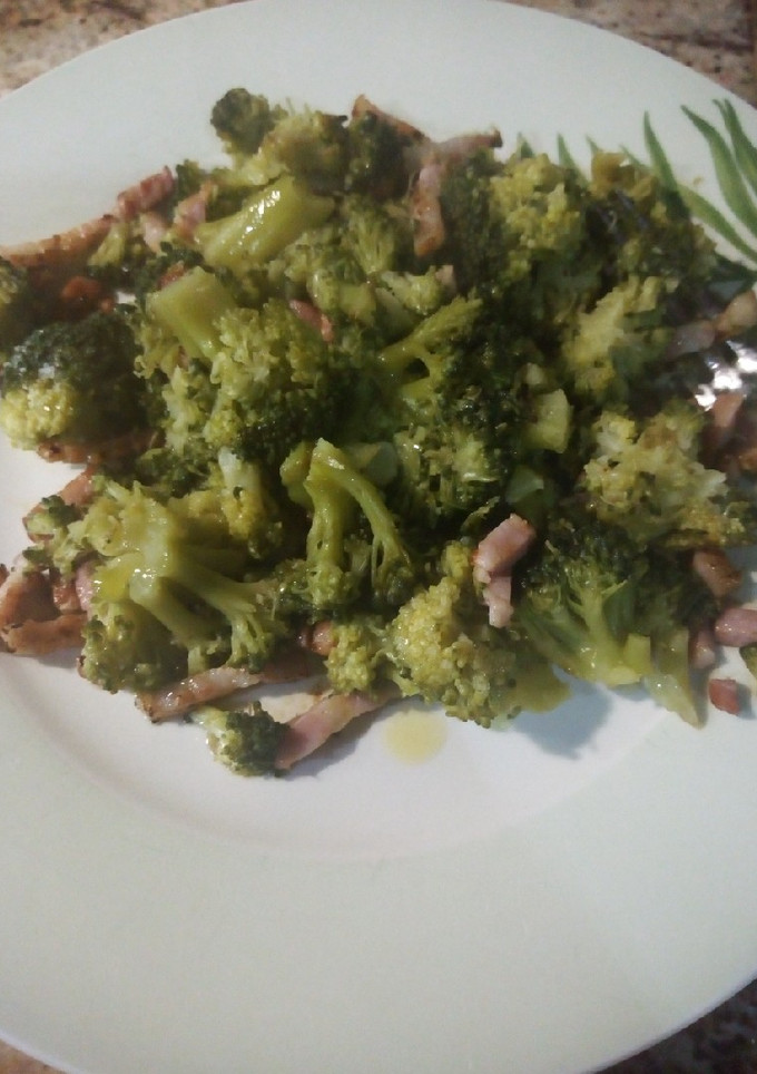 Una foto de Brécol salteado con bacon