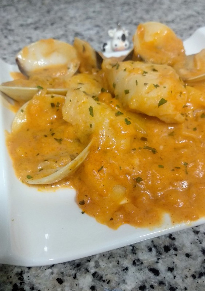 Una foto de Bacalao con salsa de cebolla y manzana caramelizada